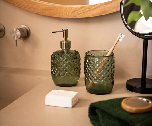 Dispensador verde de cristal.