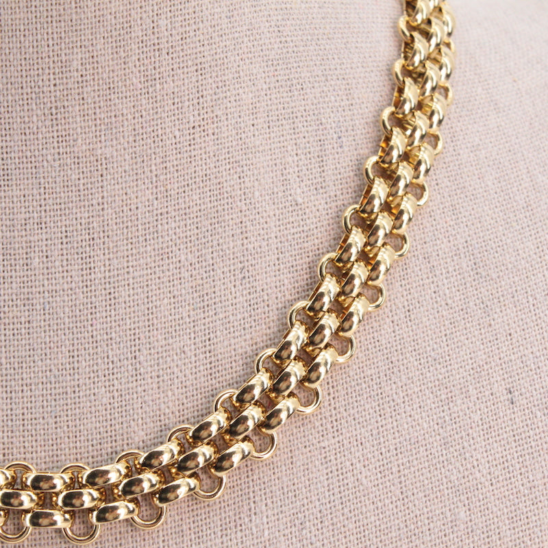 Collar.