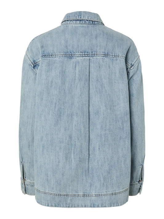 Sobre camisa denim.
