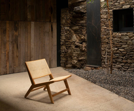 Sillón de madera de roble.