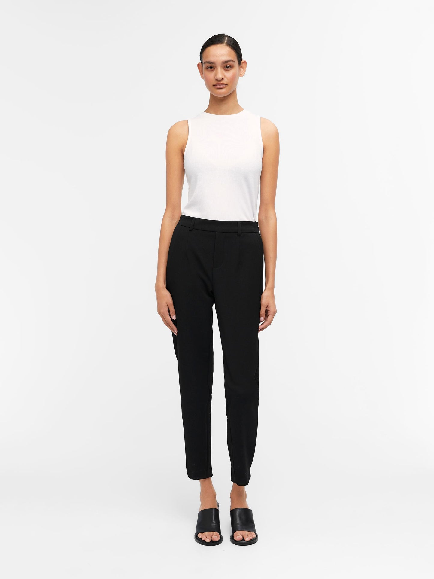 Pantalón liso.