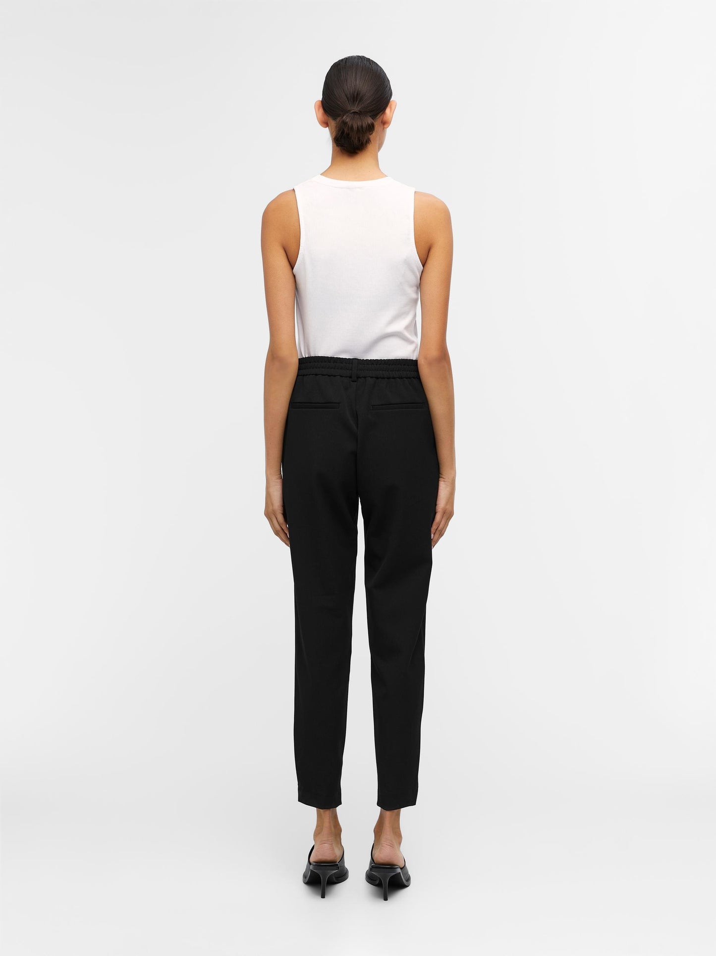Pantalón liso.