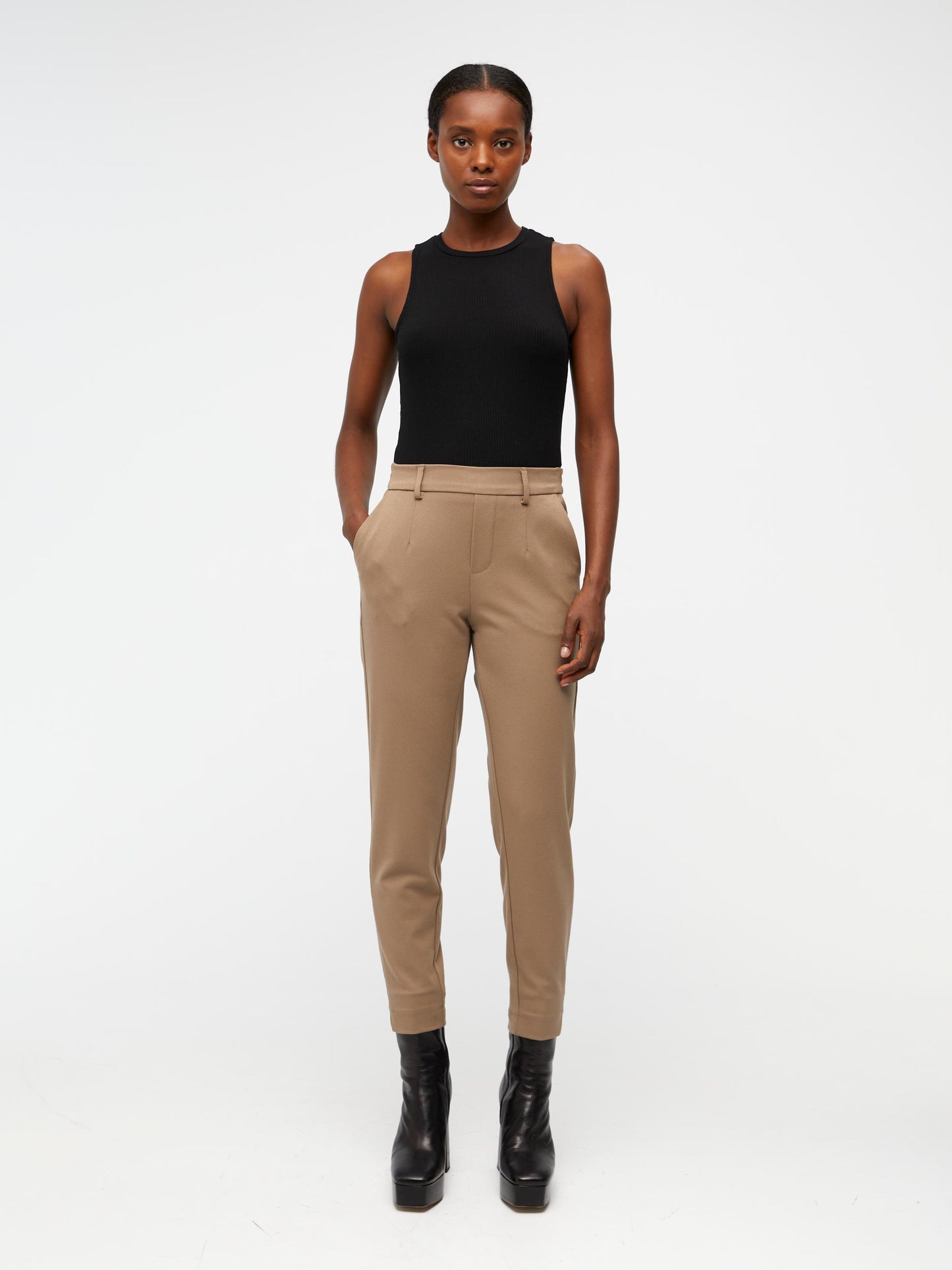 Pantalón liso.