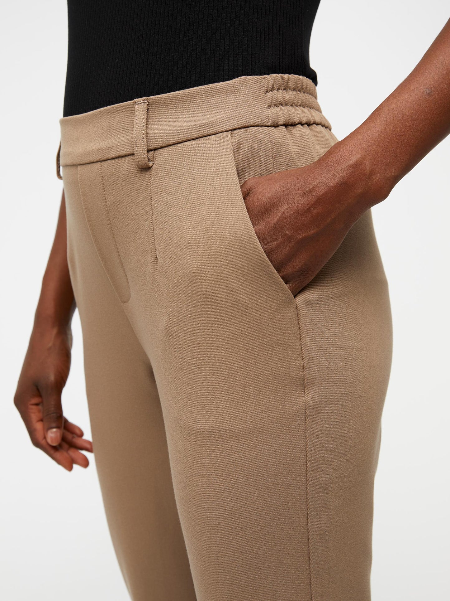 Pantalón liso.