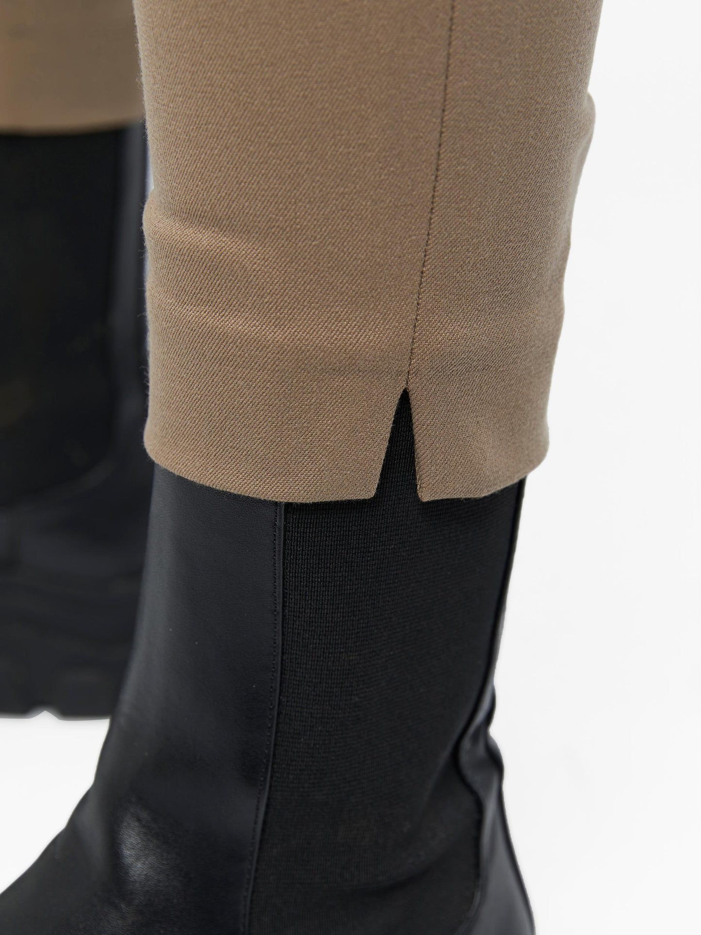 Pantalón liso.