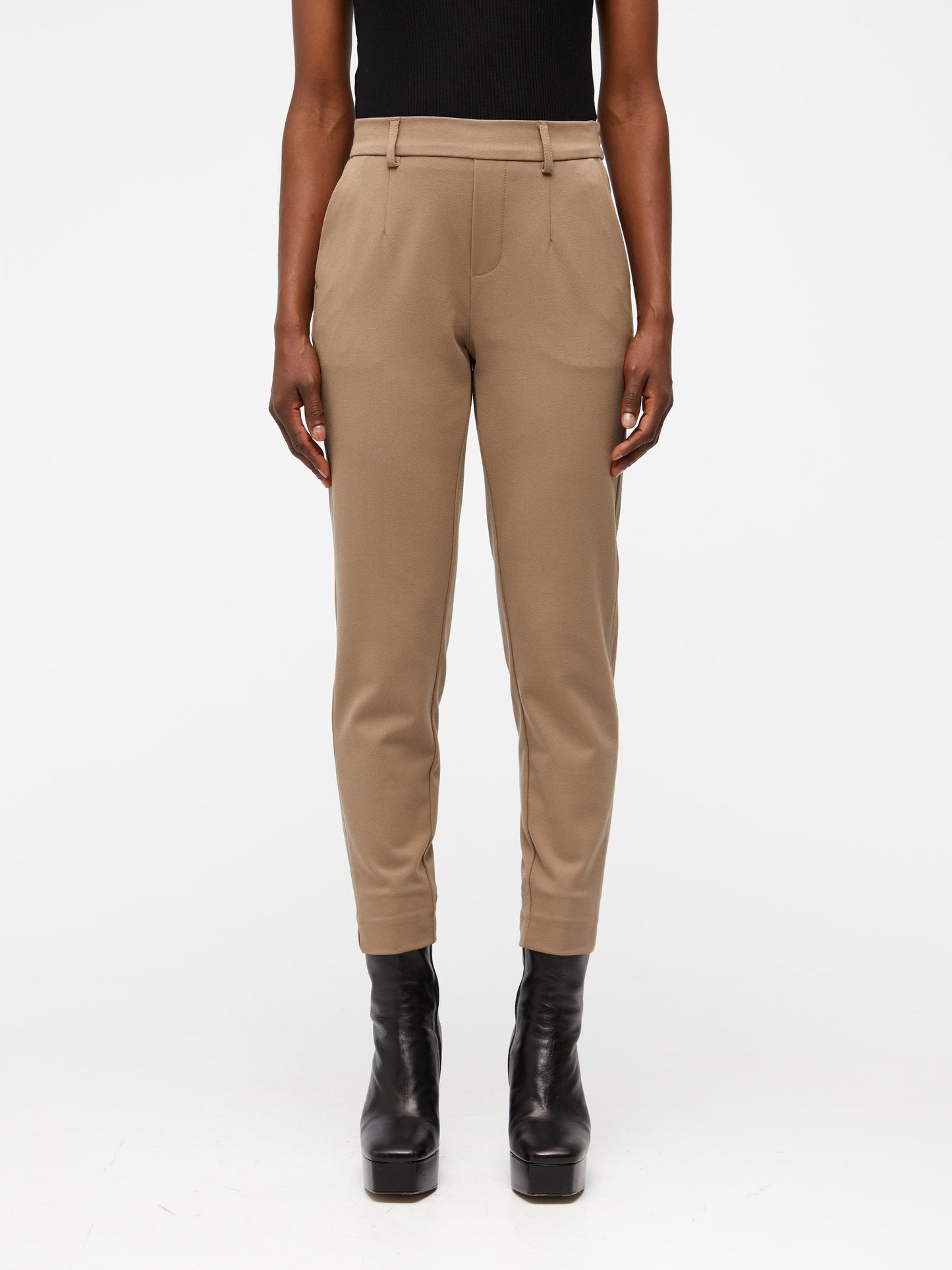 Pantalón liso.