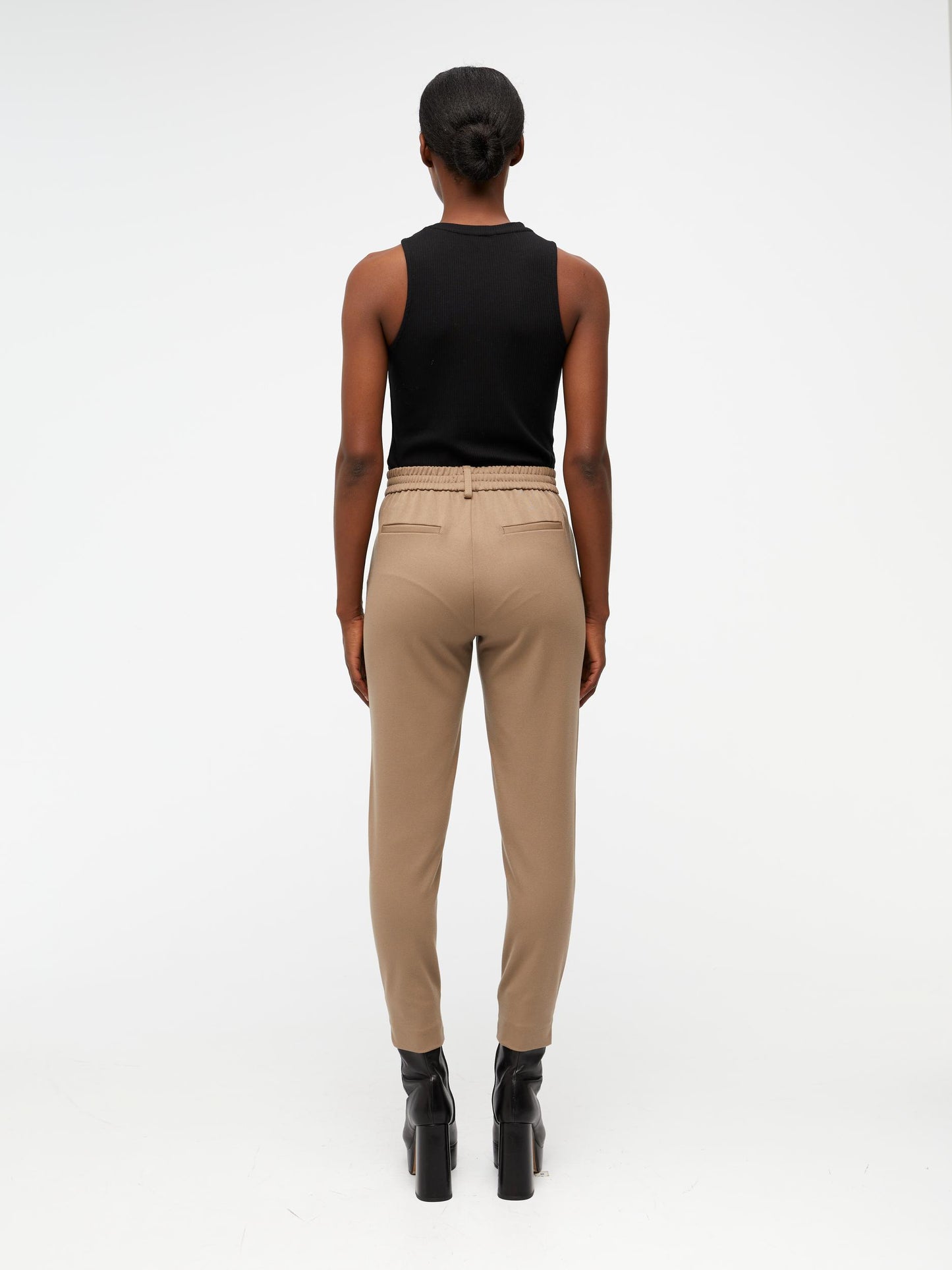 Pantalón liso.