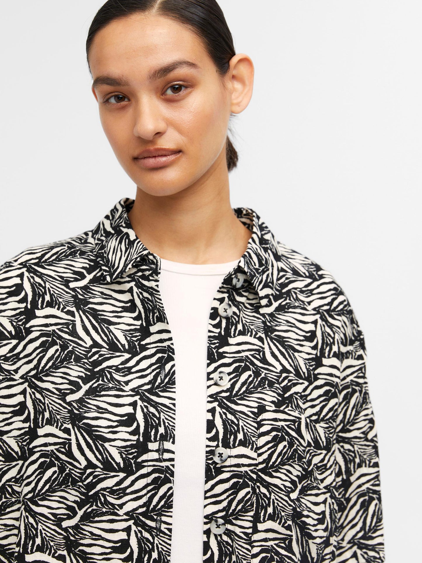 Camisa de estampado floral.