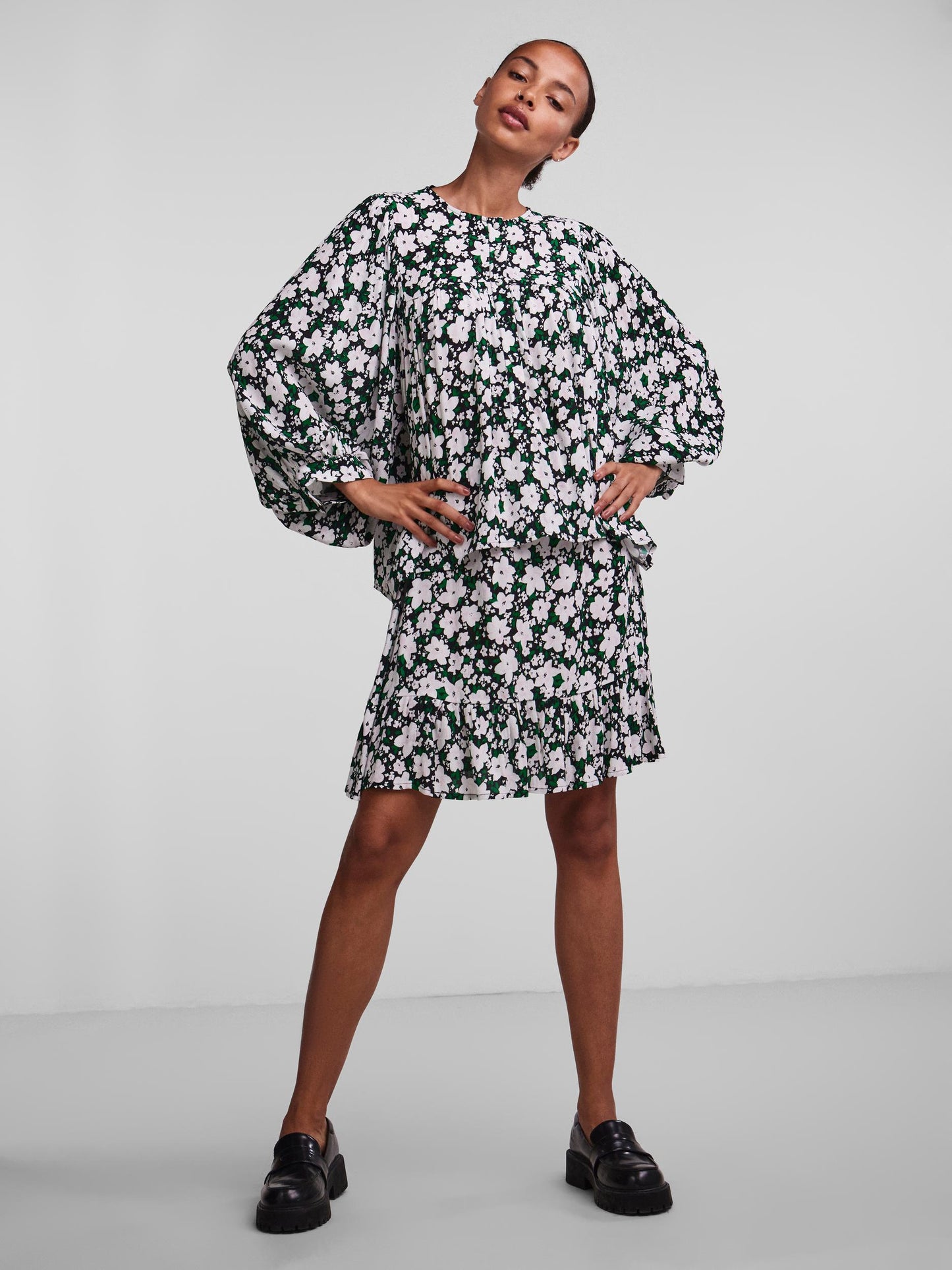 Camisa estampado floral.