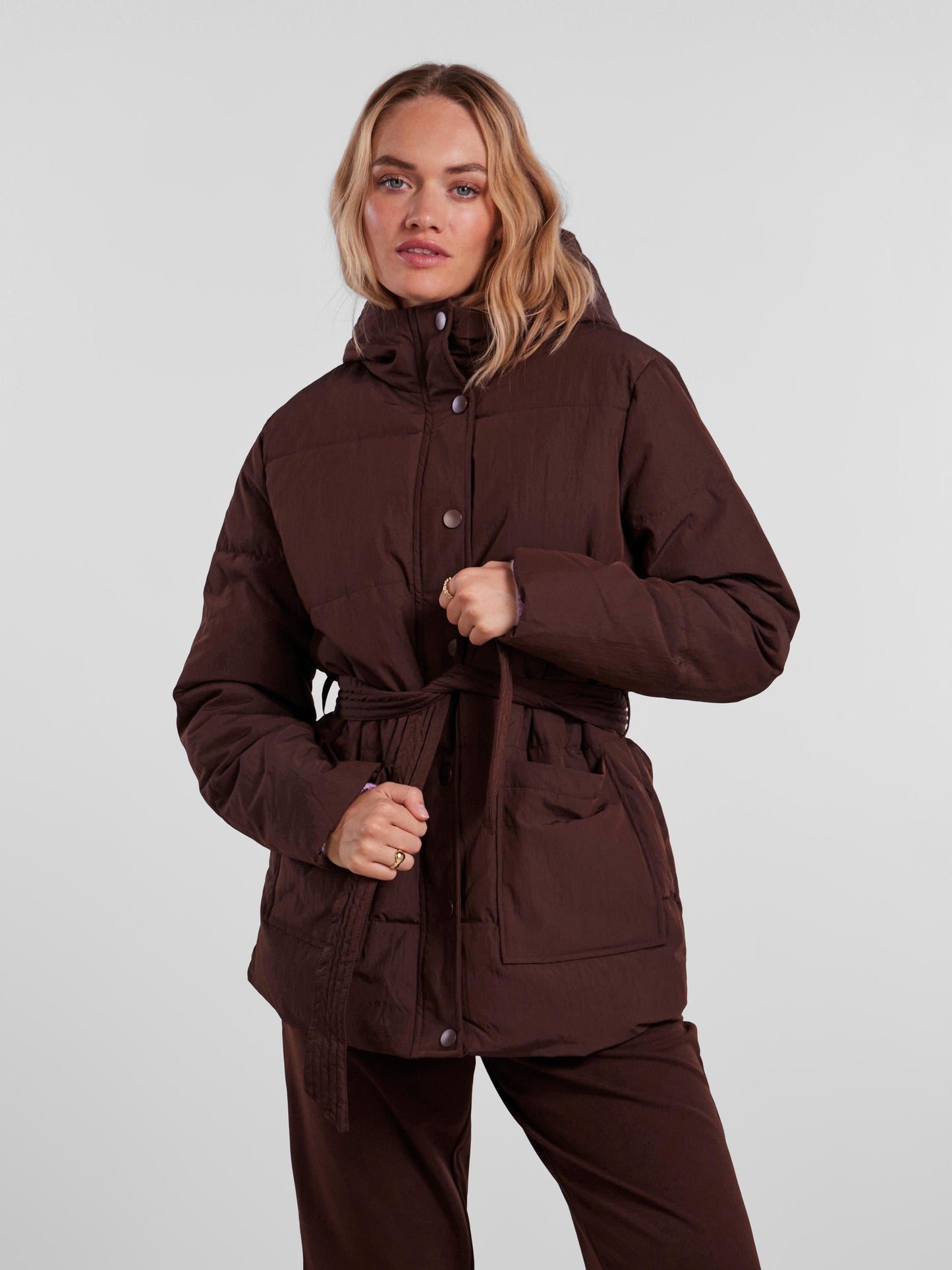 Chaqueta con lazada.