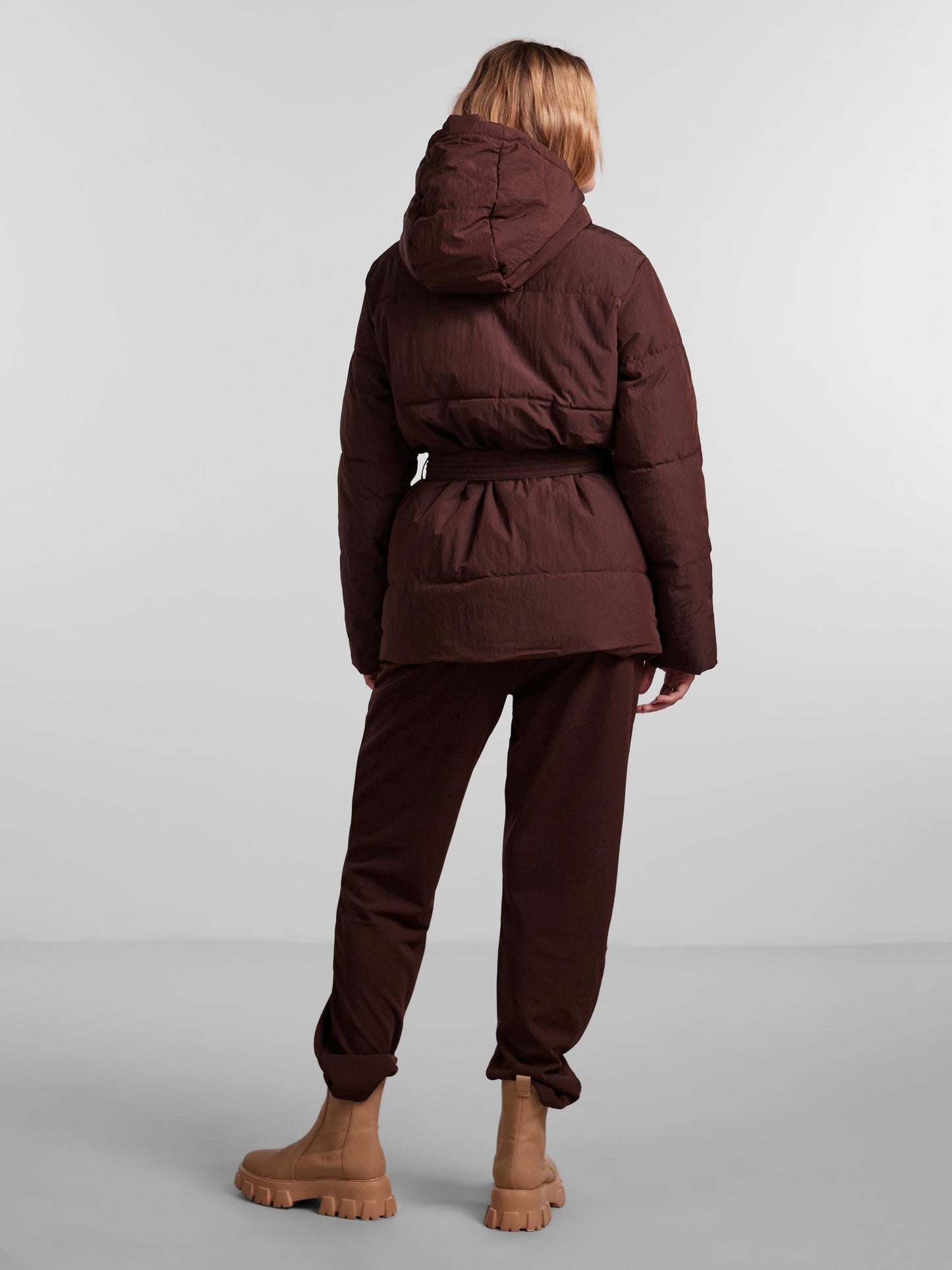 Chaqueta con lazada.