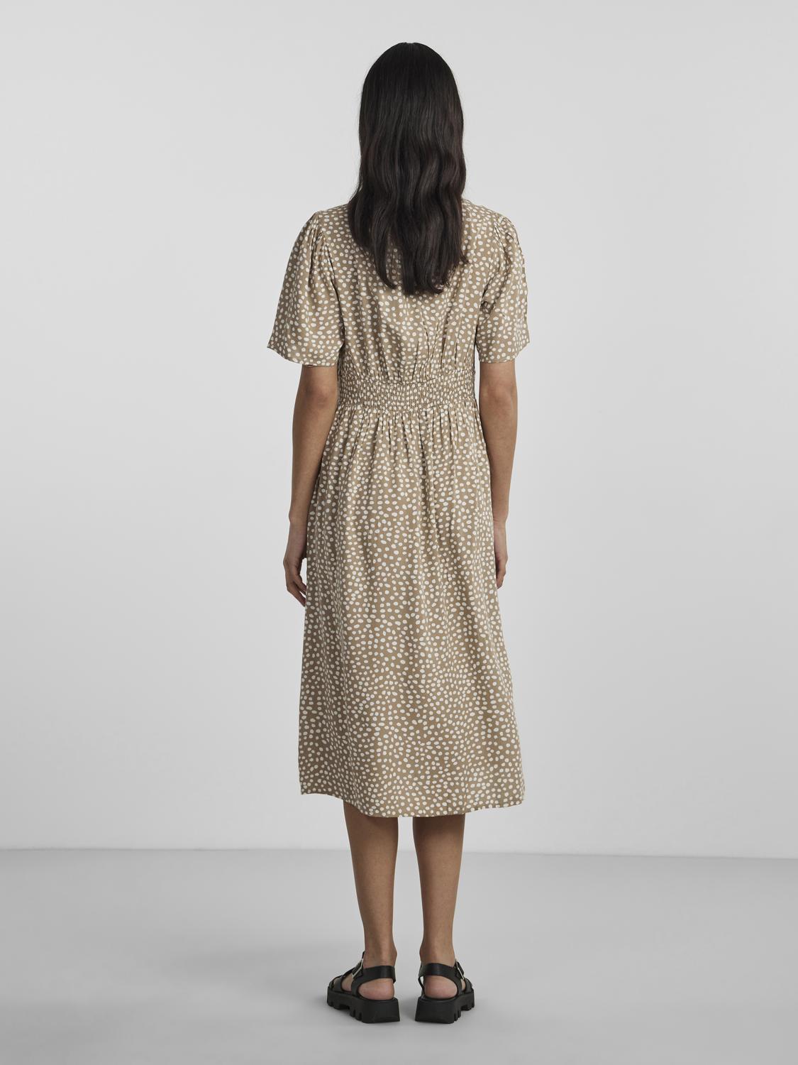 Vestido lunares.