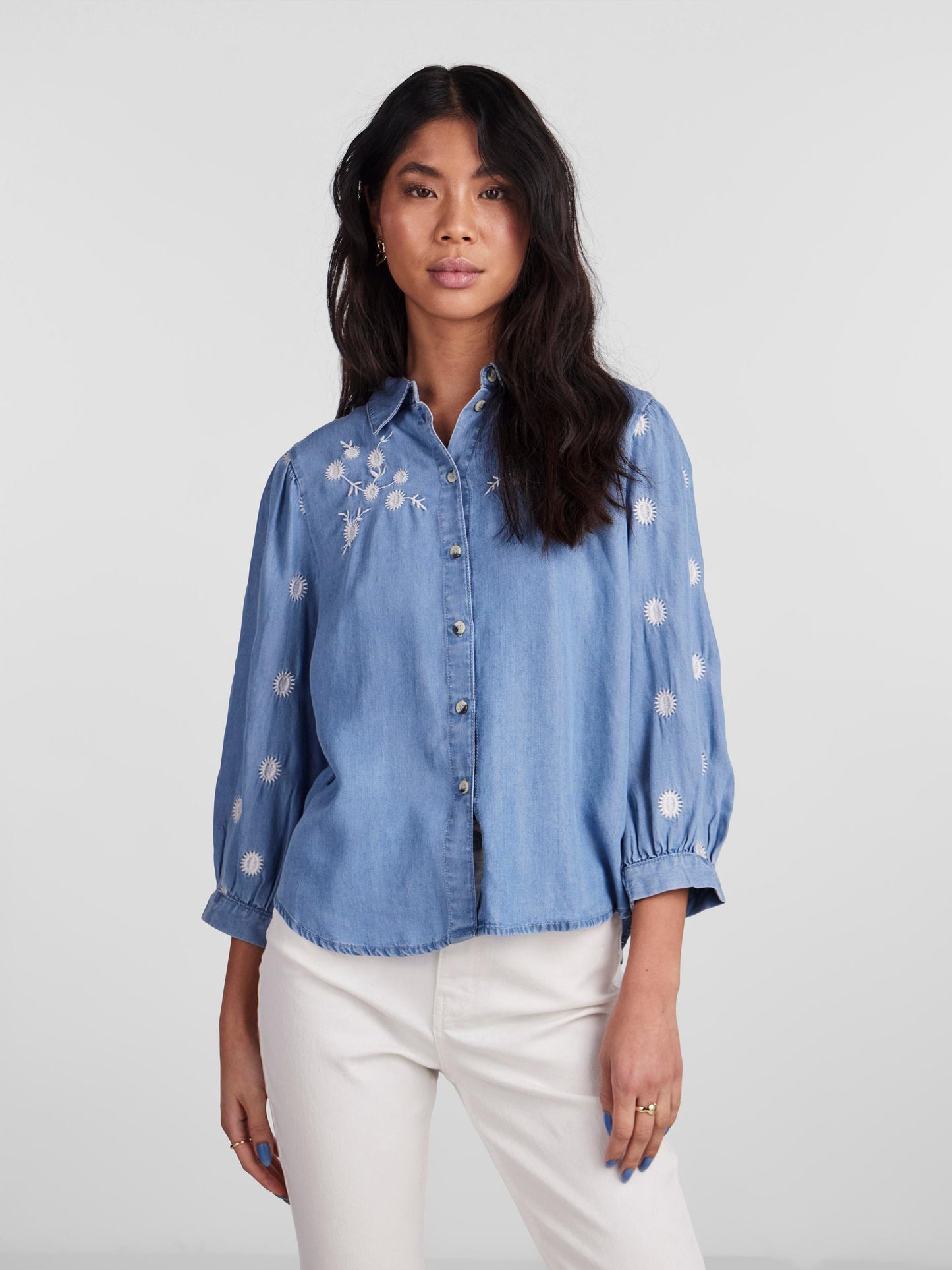 Camisa vaquera bordada.
