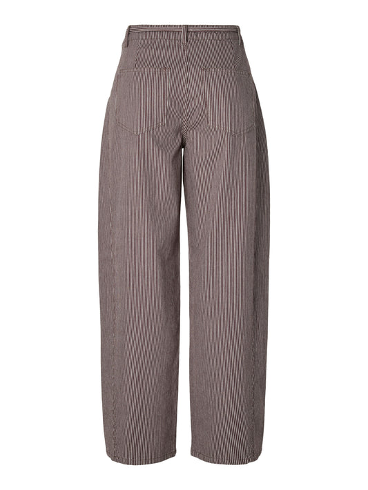 Pantalón barrel.