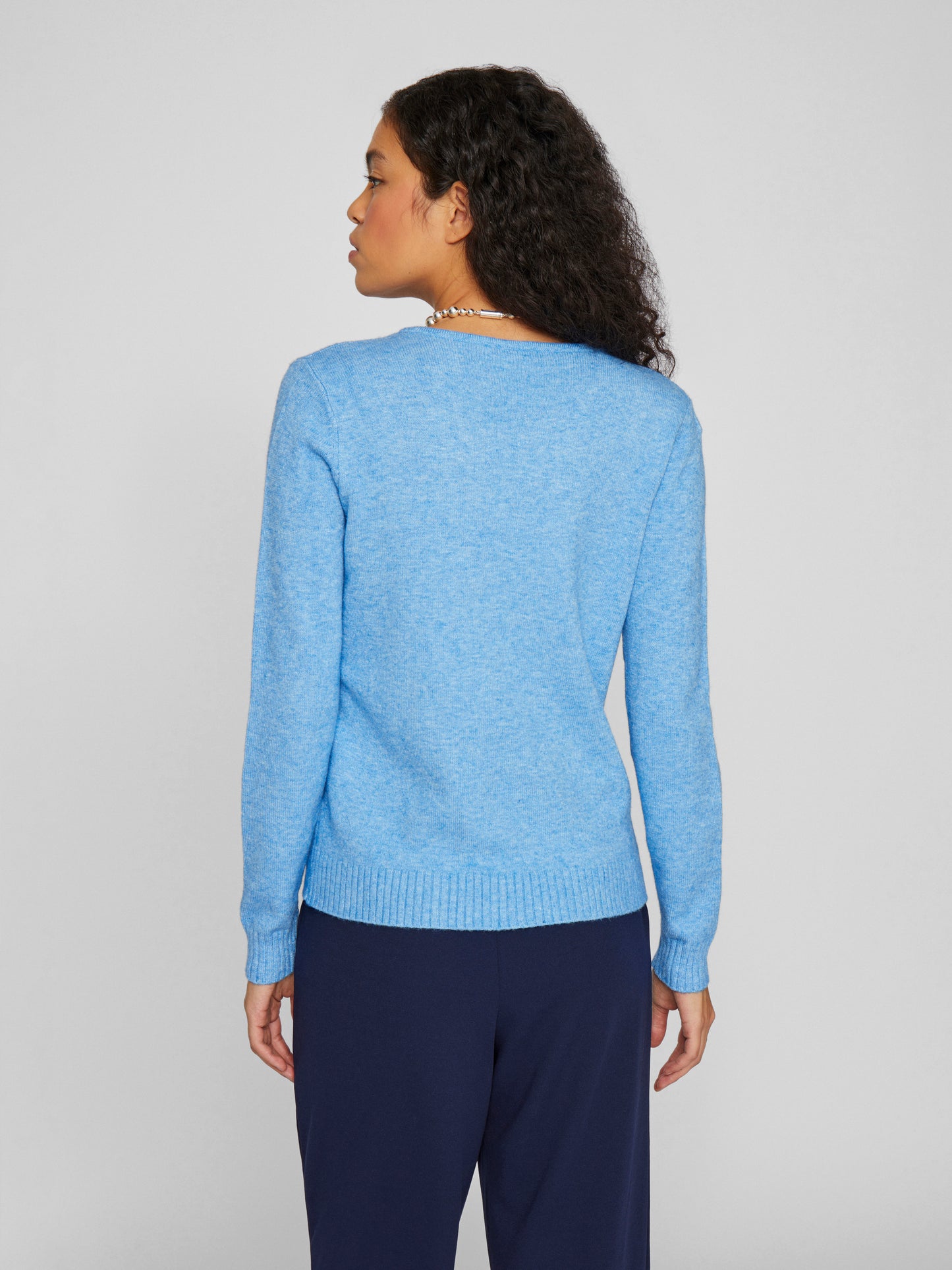 Jersey cuello pico.