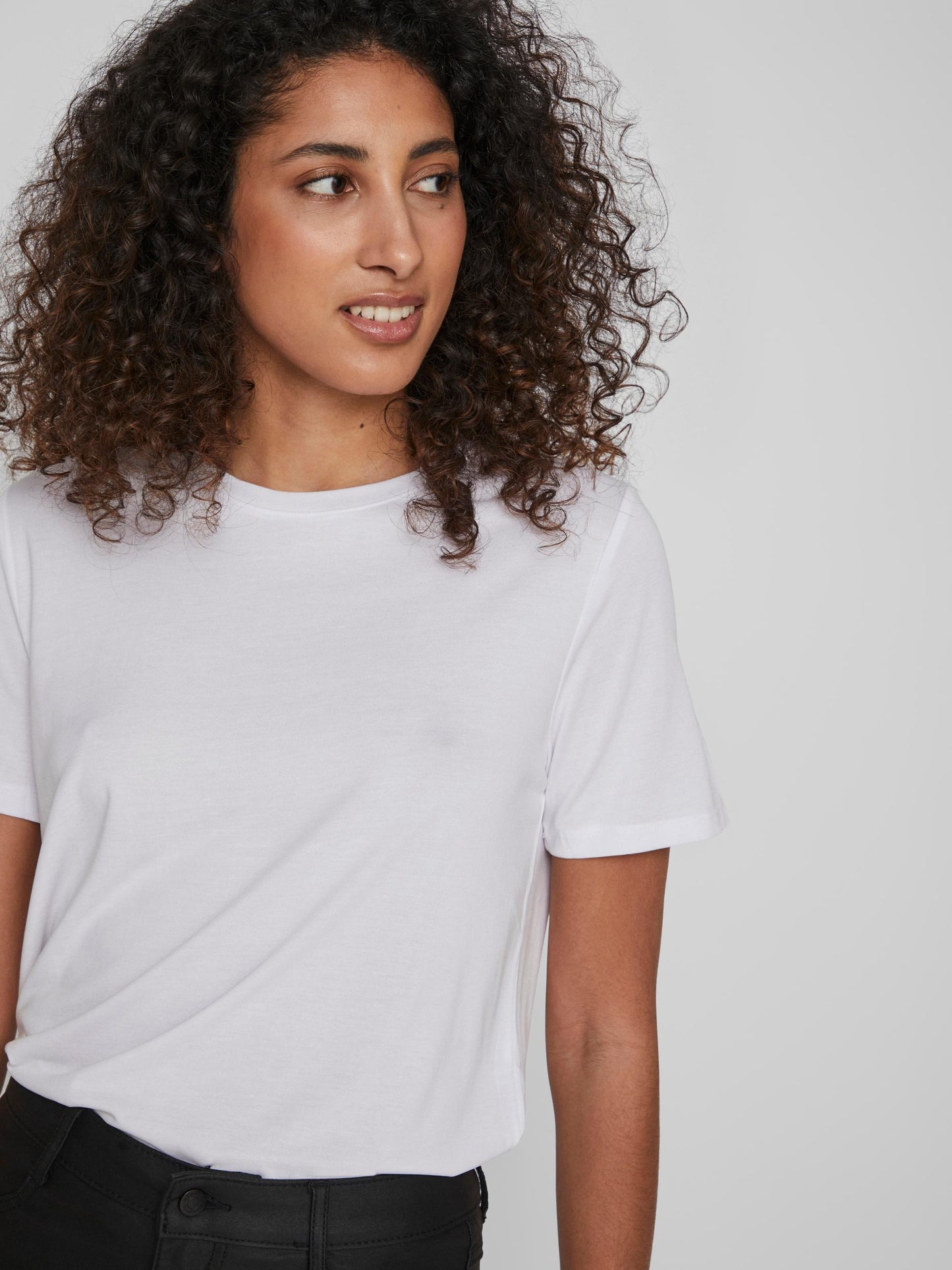 Camiseta básica cuello redondo.