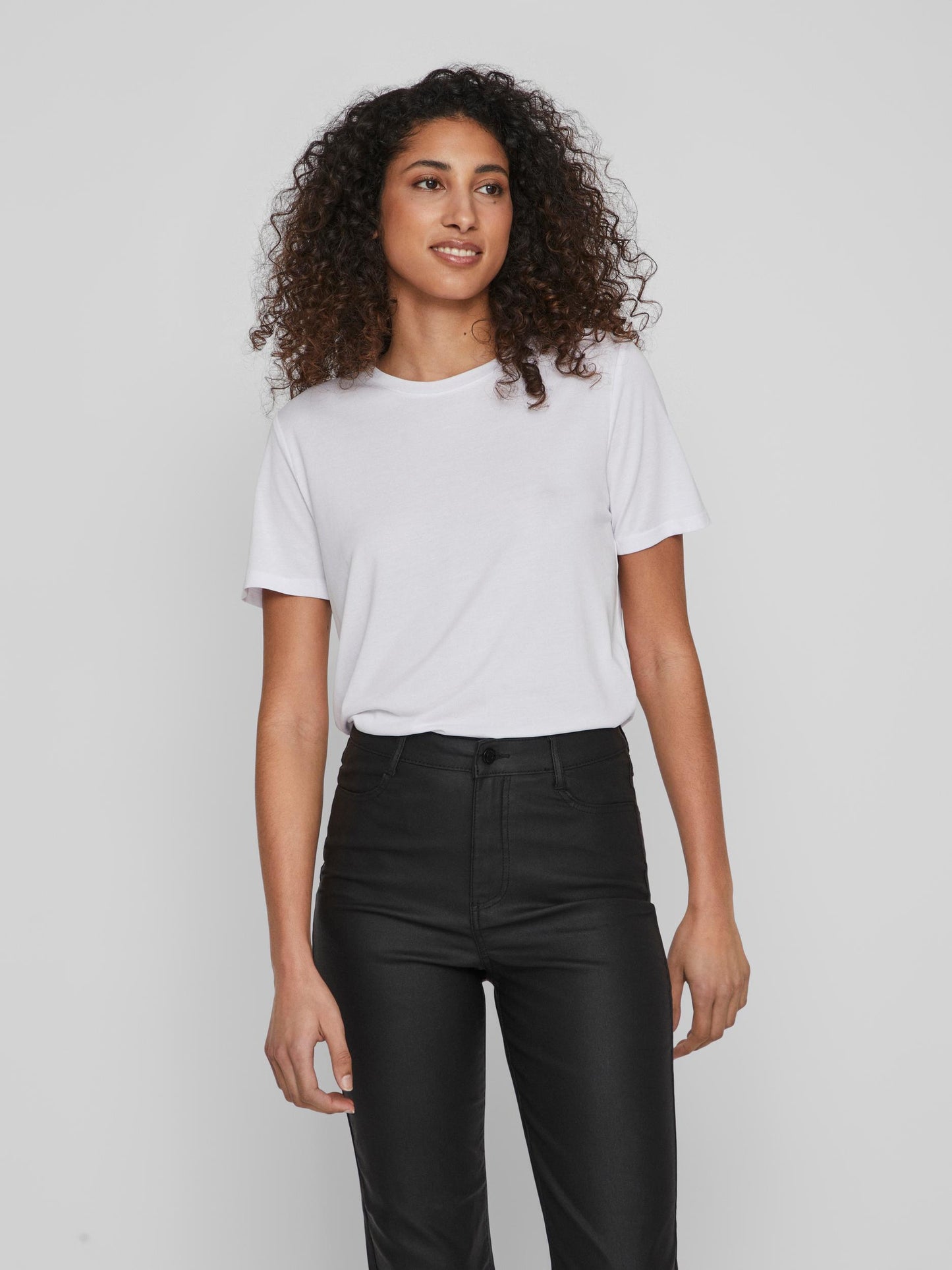 Camiseta básica cuello redondo.
