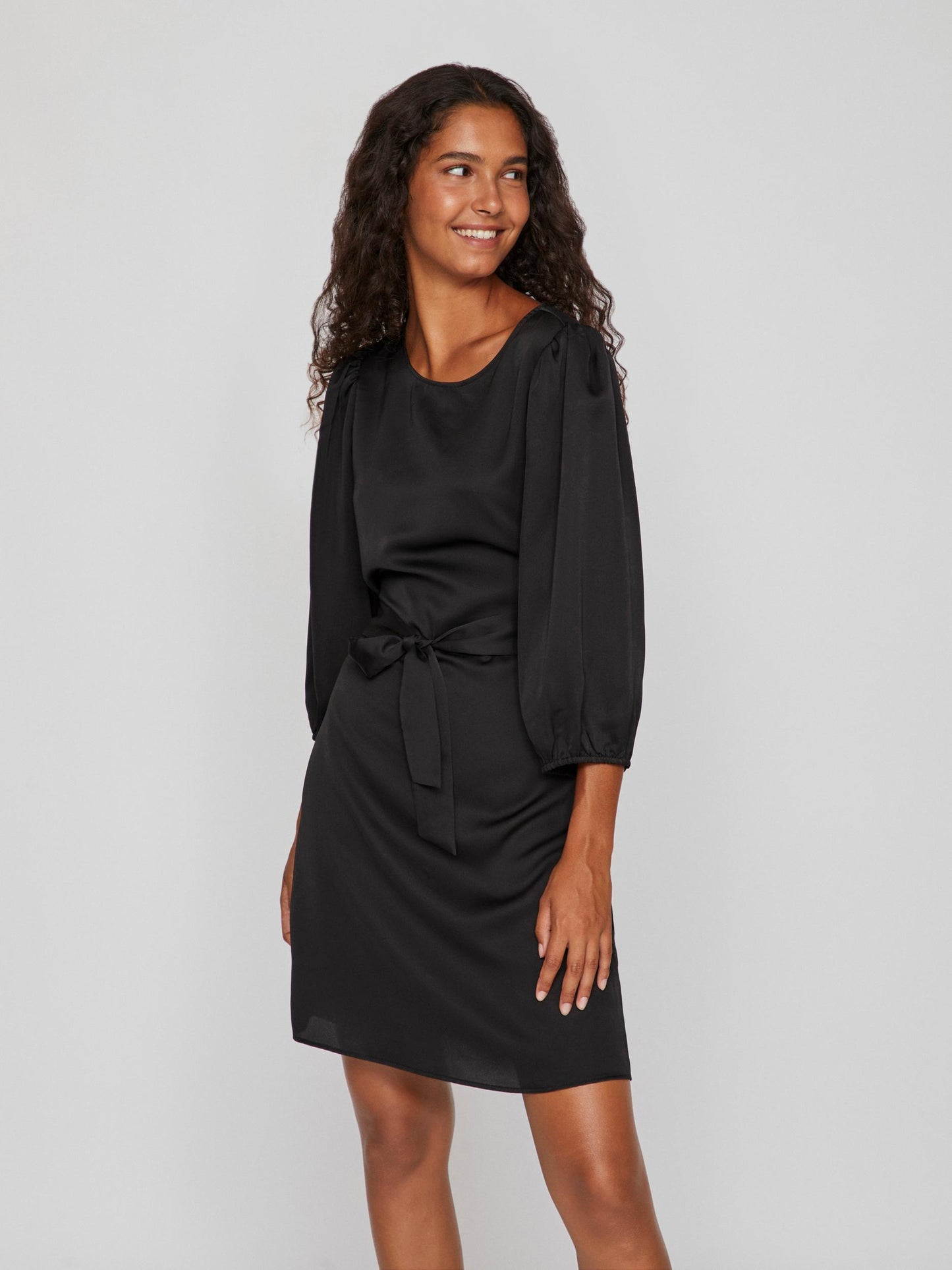 Vestido liso.