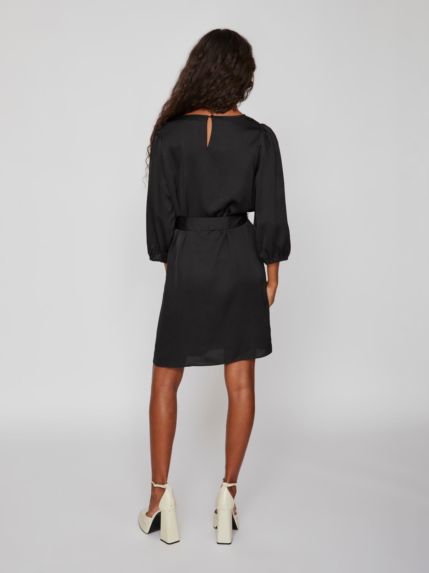 Vestido liso.