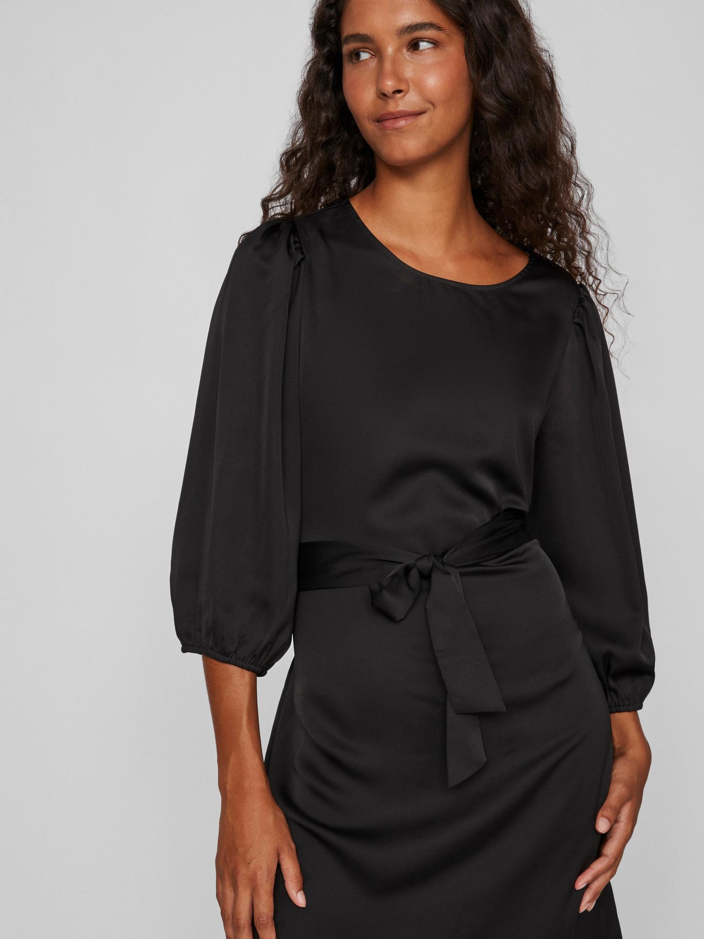 Vestido liso.