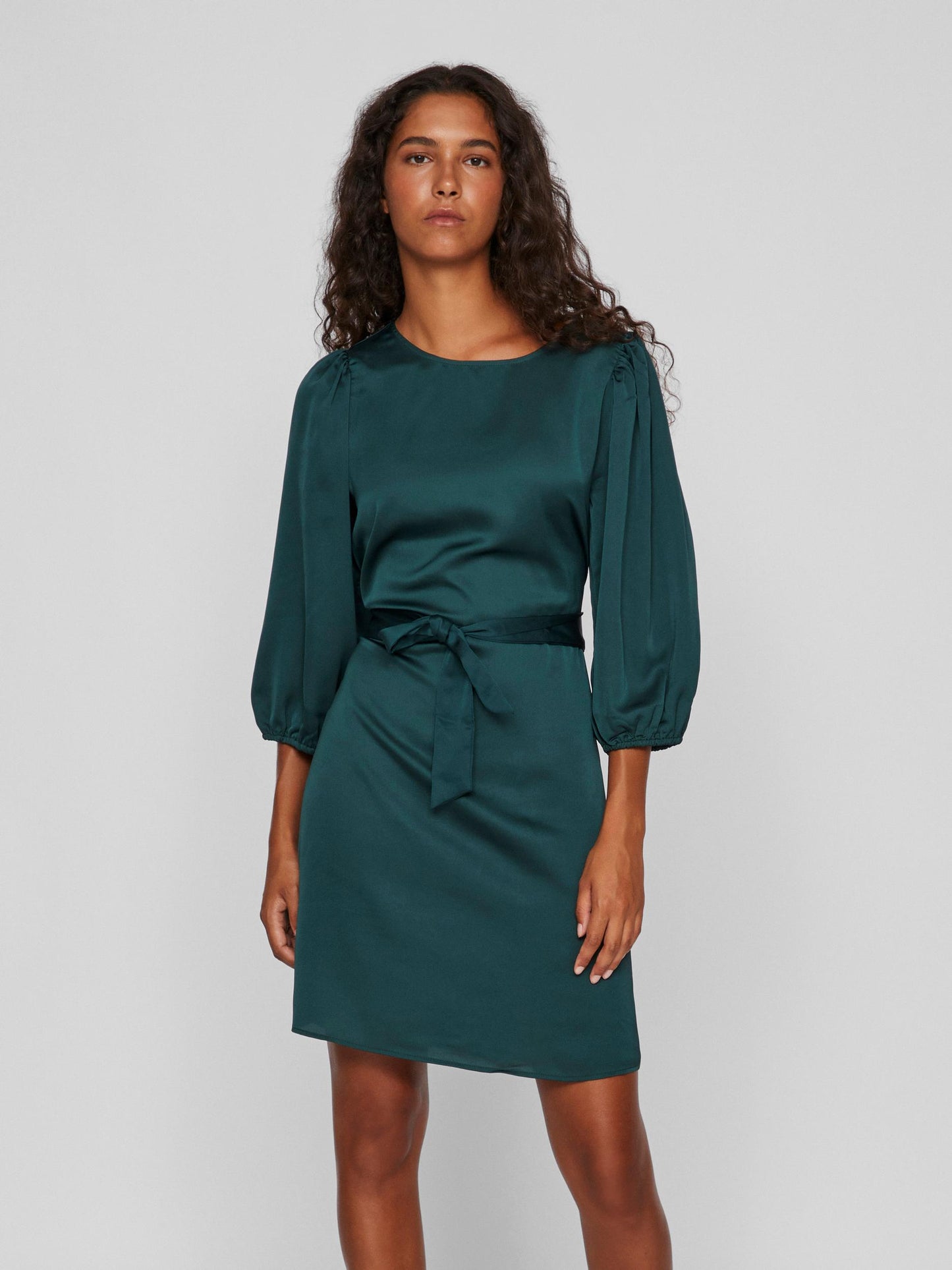 Vestido liso.