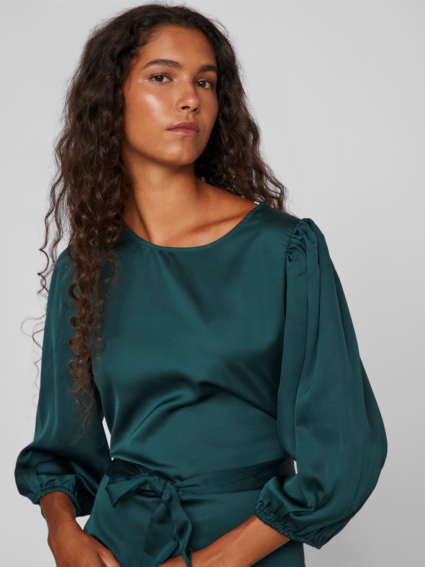 Vestido liso.