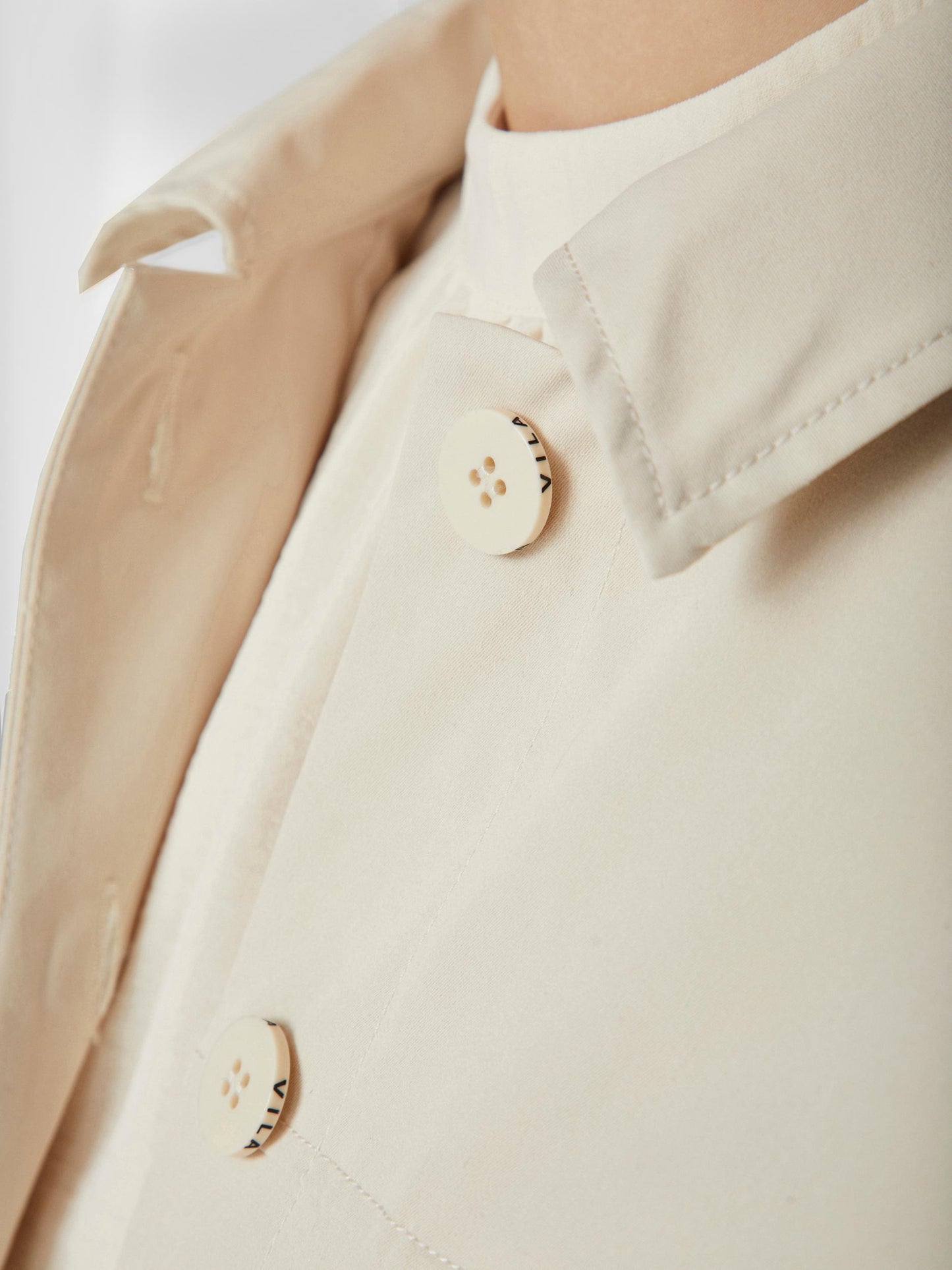 Sobrecamisa con volante trasero.