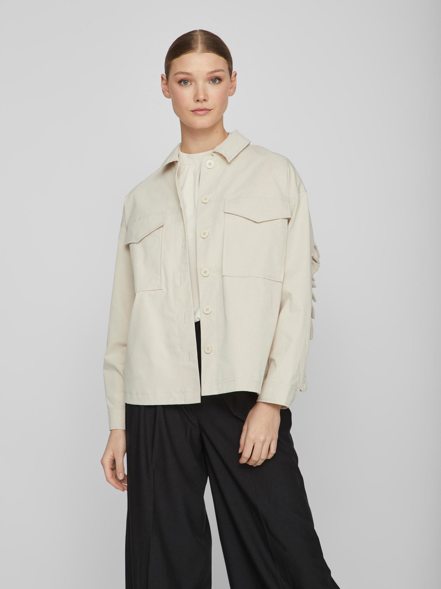 Sobrecamisa con volante trasero.