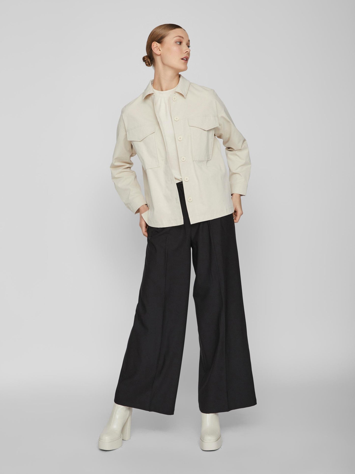 Sobrecamisa con volante trasero.