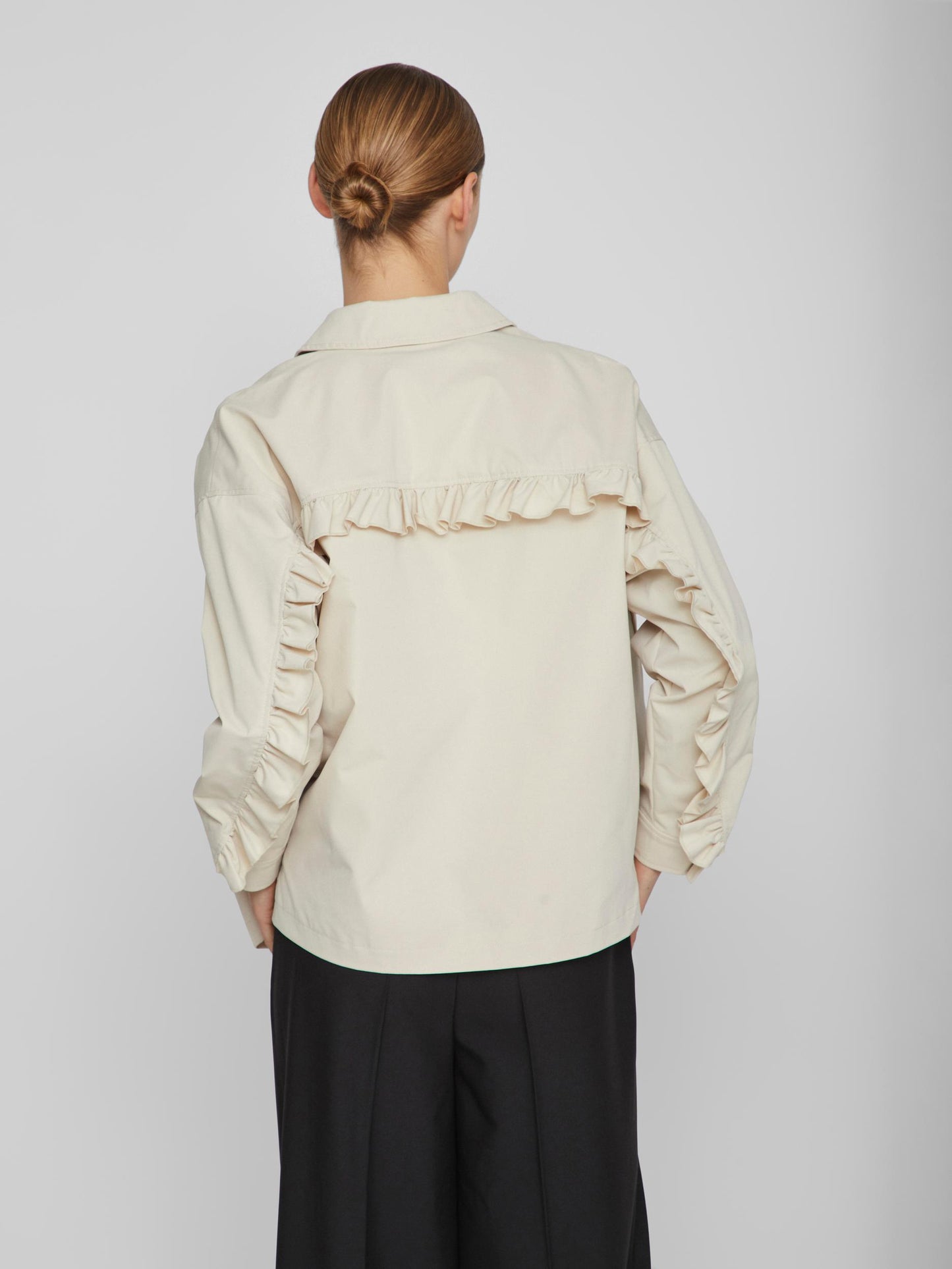 Sobrecamisa con volante trasero.