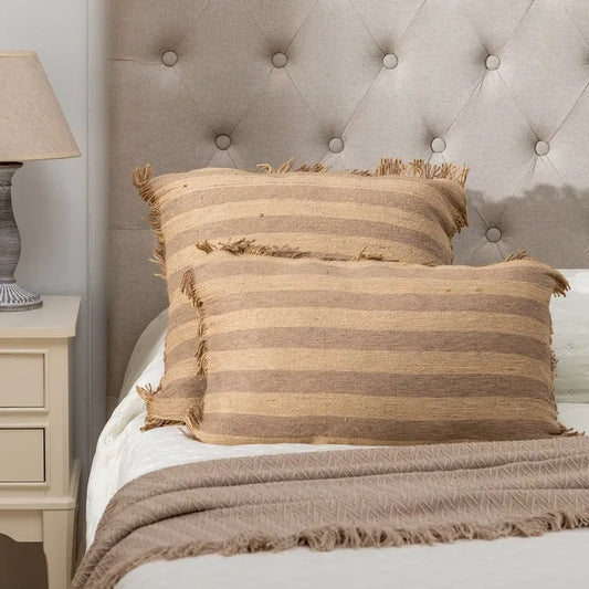 Cojín yute a rayas.