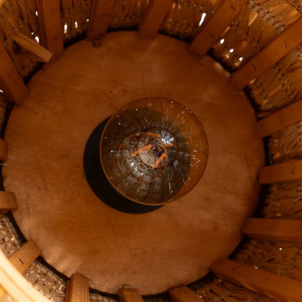 Lámpara techo fibra natural.