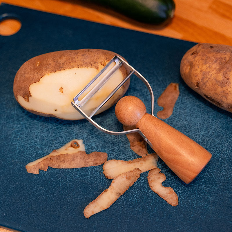 Pelador de cocida en madera.