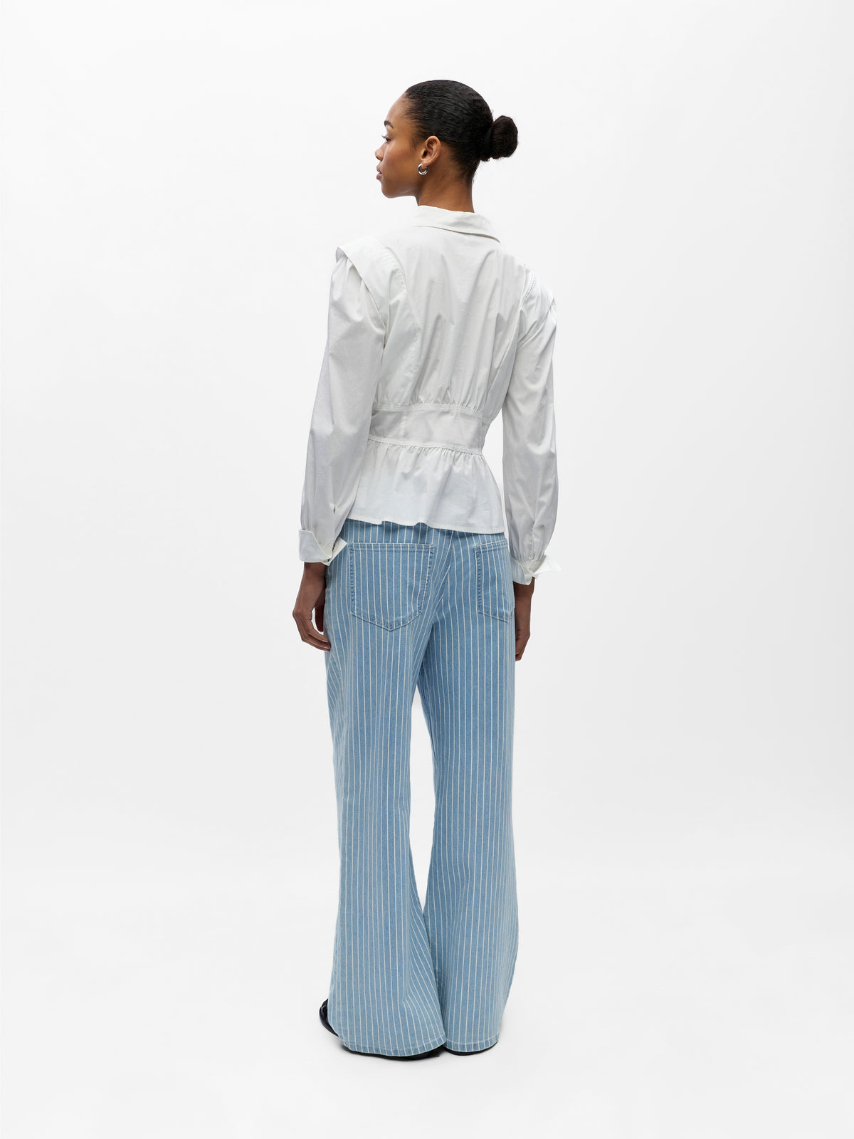 Pantalón a rayas.