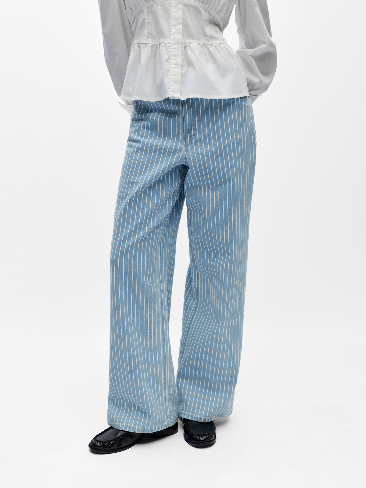 Pantalón a rayas.