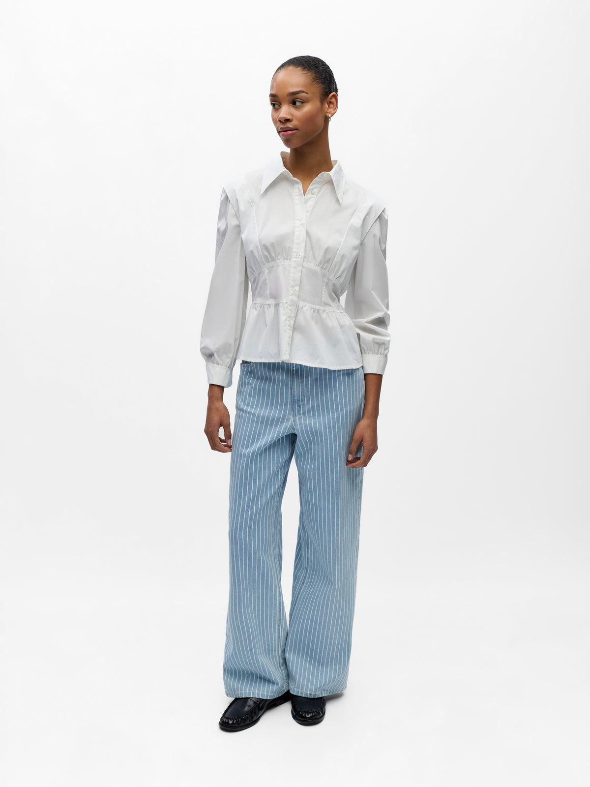Pantalón a rayas.