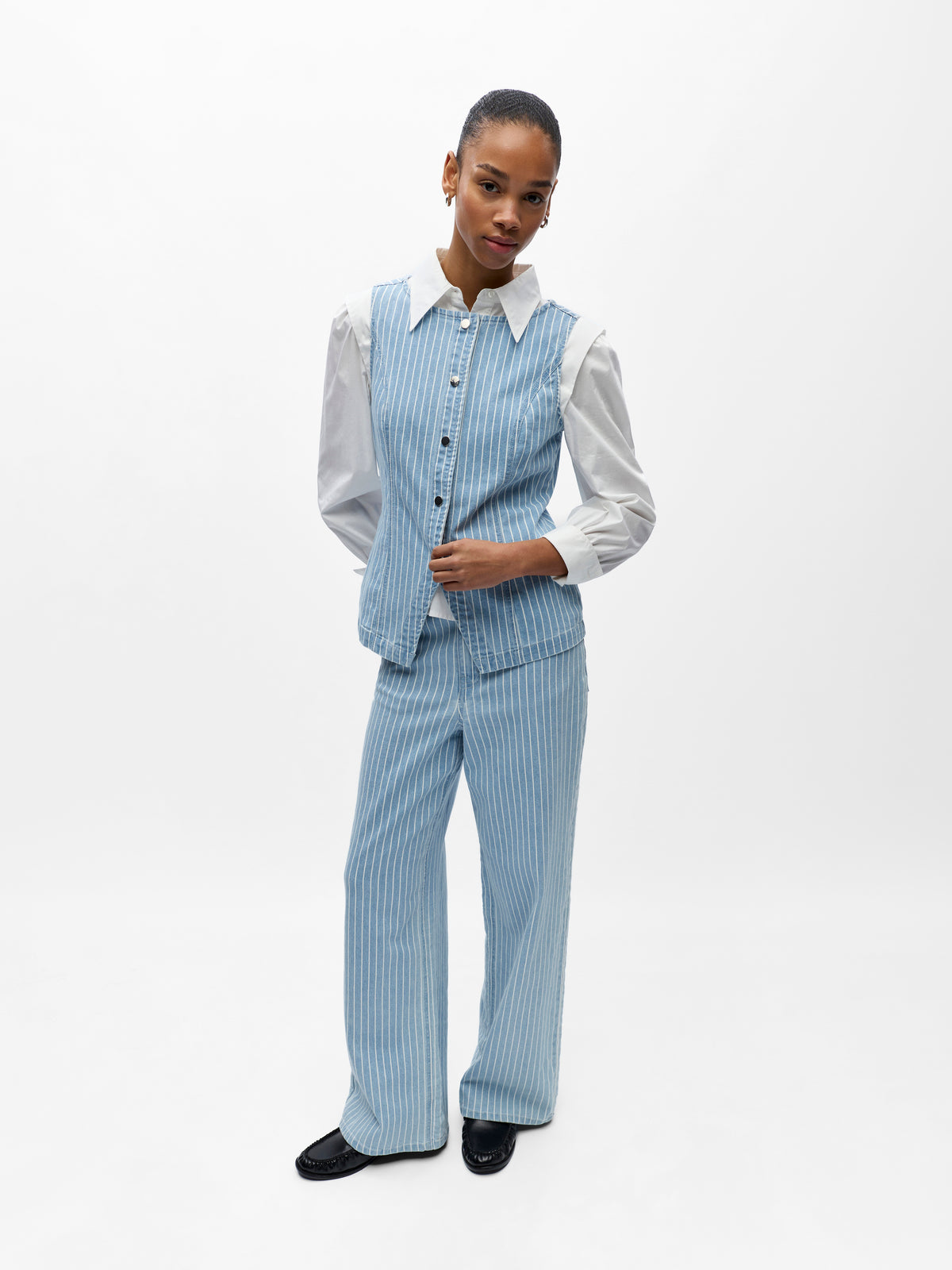 Pantalón a rayas.