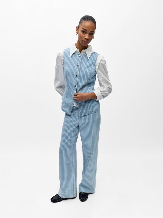 Pantalón a rayas.