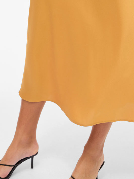 Falda satinada.