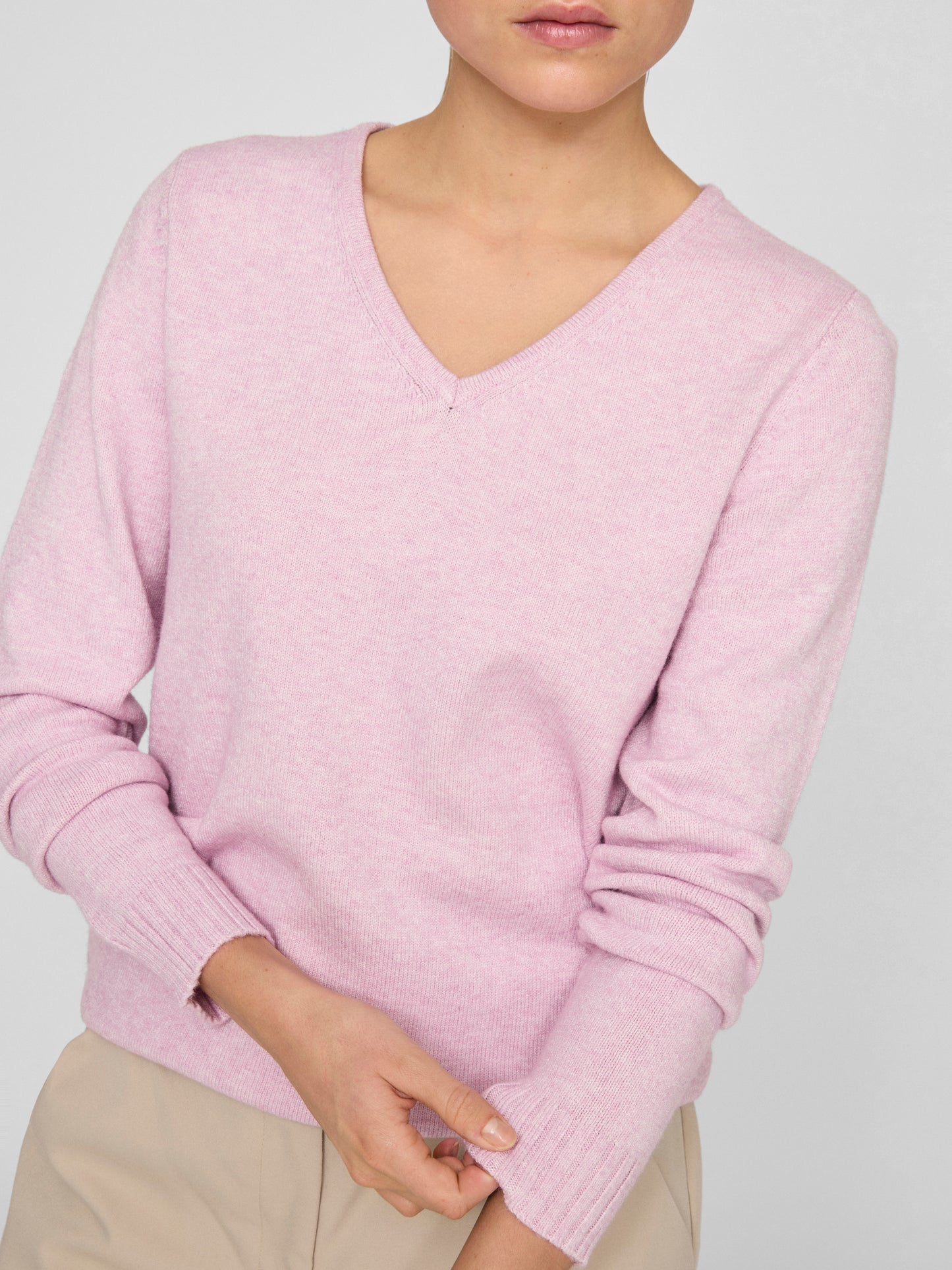 Jersey cuello pico.