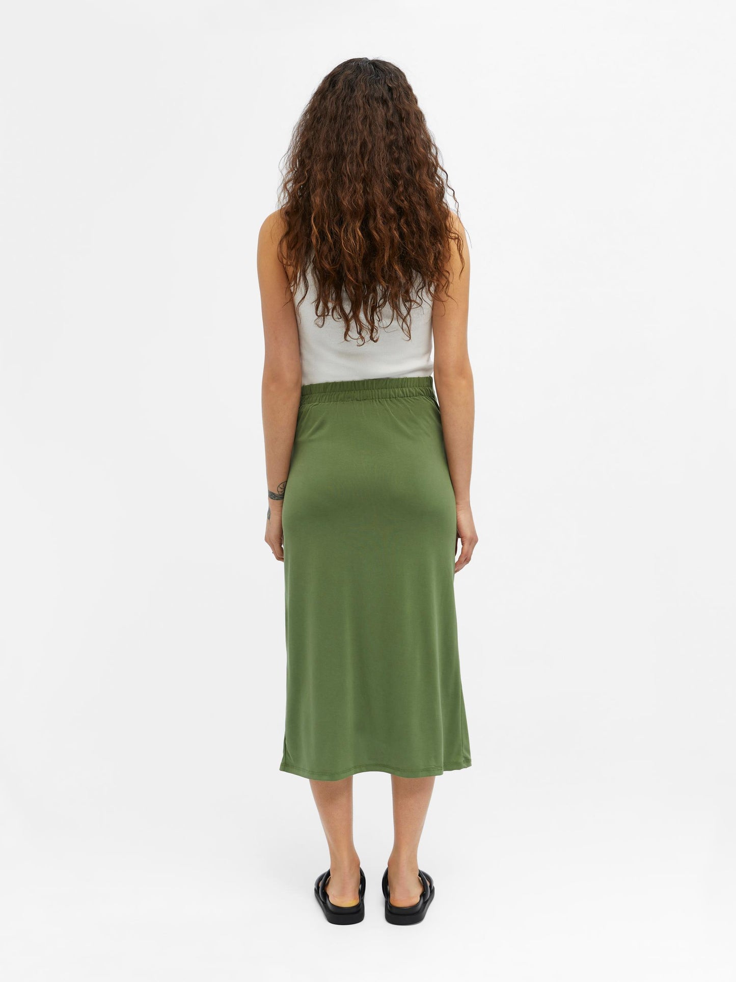 Falda midi fruncido.