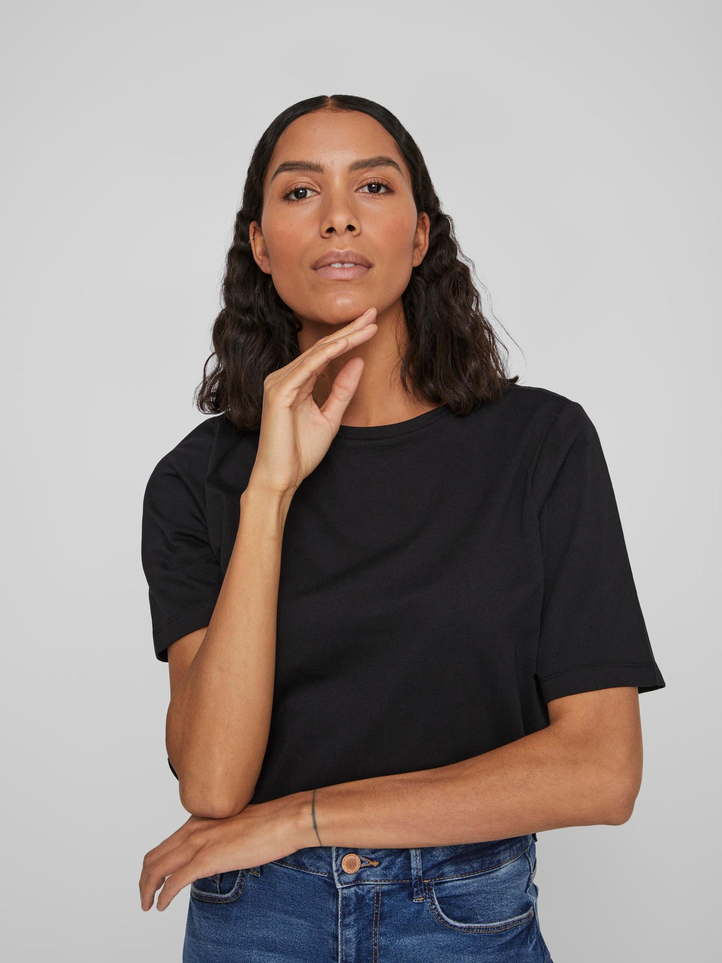 Camiseta básica cuello cerrado.