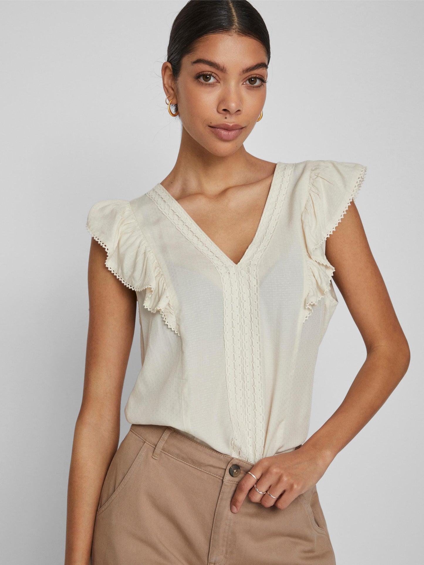 Blusa con manga volante.