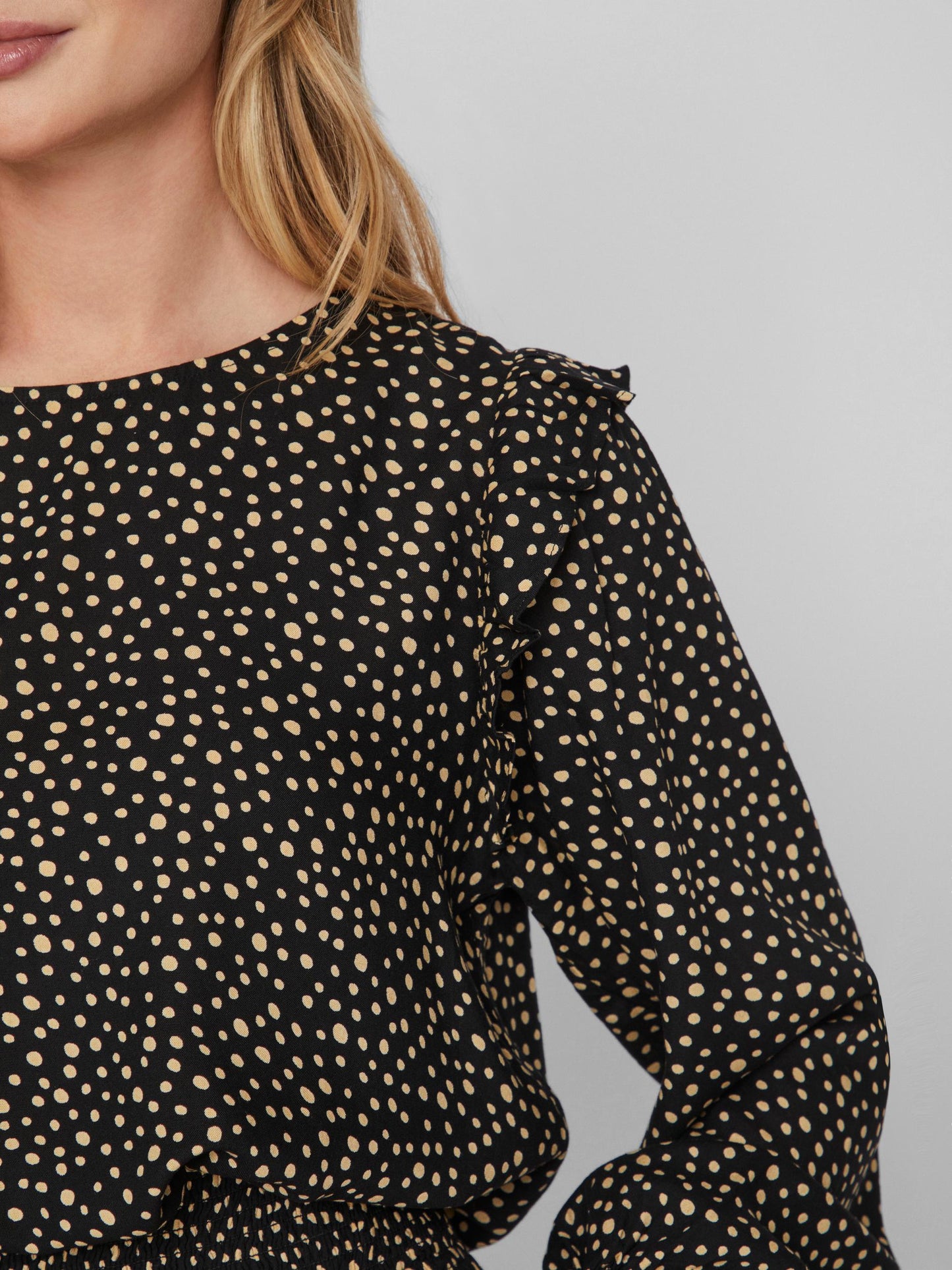 Blusa estampado topos.